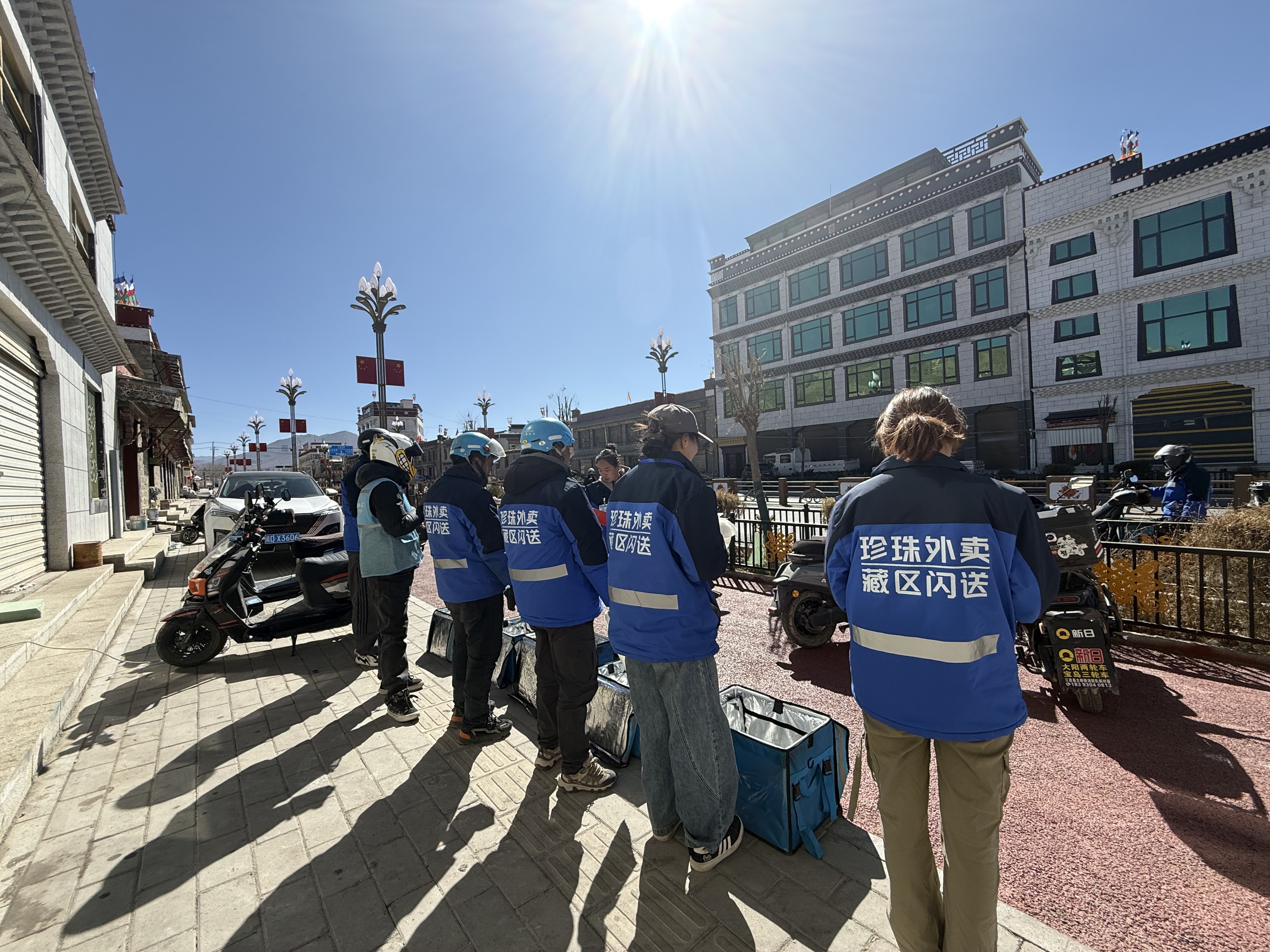 现代化食品包装车间内部场景，工作人员正在检查外卖餐品质量，干净整洁的工作环境，专业设备检测，食品安全标识清晰可见